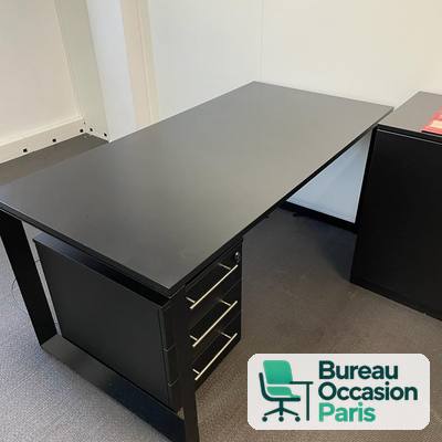 Bureau de direction noir avec caisson à tiroirs intégré