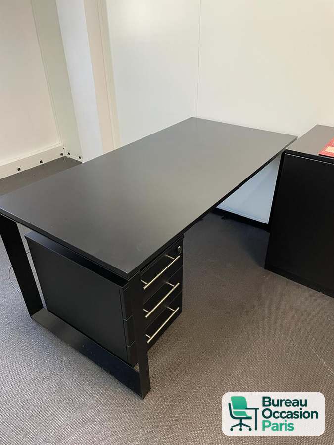 Bureau de direction noir avec caisson à tiroirs intégré