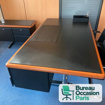 Bureau de direction noir, bordure teinte merisier et pieds chromés