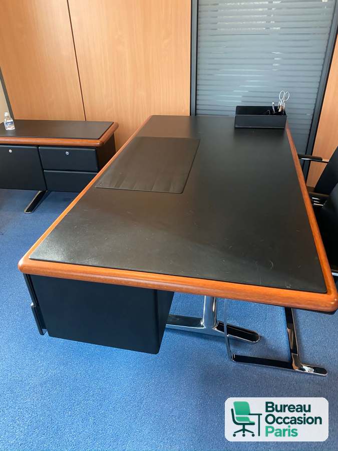 Bureau de direction noir, bordure teinte merisier et pieds chromés