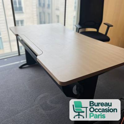 Bureau droit à plateau vague beige, piètement métal noir en T