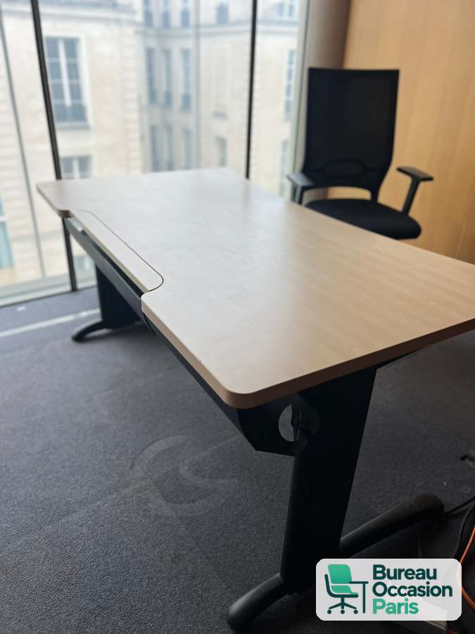 Bureau droit à plateau vague beige, piètement métal noir en T