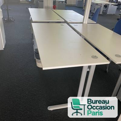 Bureau droit blanc sur pieds en C en métal blanc, avec passe-câbles