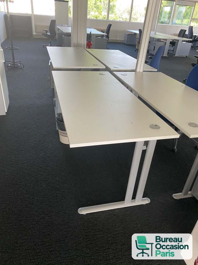 Bureau droit blanc sur pieds en C en métal blanc, avec passe-câbles