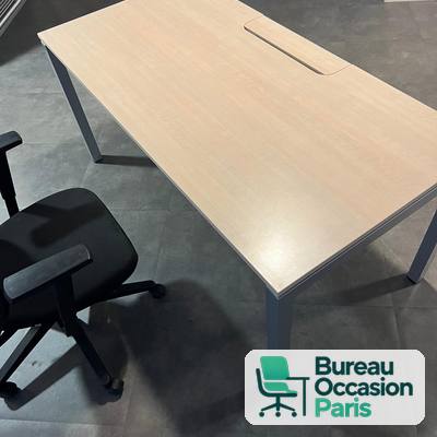 Bureau droit bois clair – fente passe-câbles et piètement gris 4 pieds