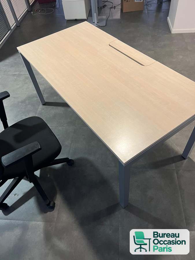 Bureau droit bois clair – fente passe-câbles et piètement gris 4 pieds