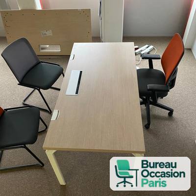 Bureau droit chêne clair sur pieds blancs – trappe passe-câbles