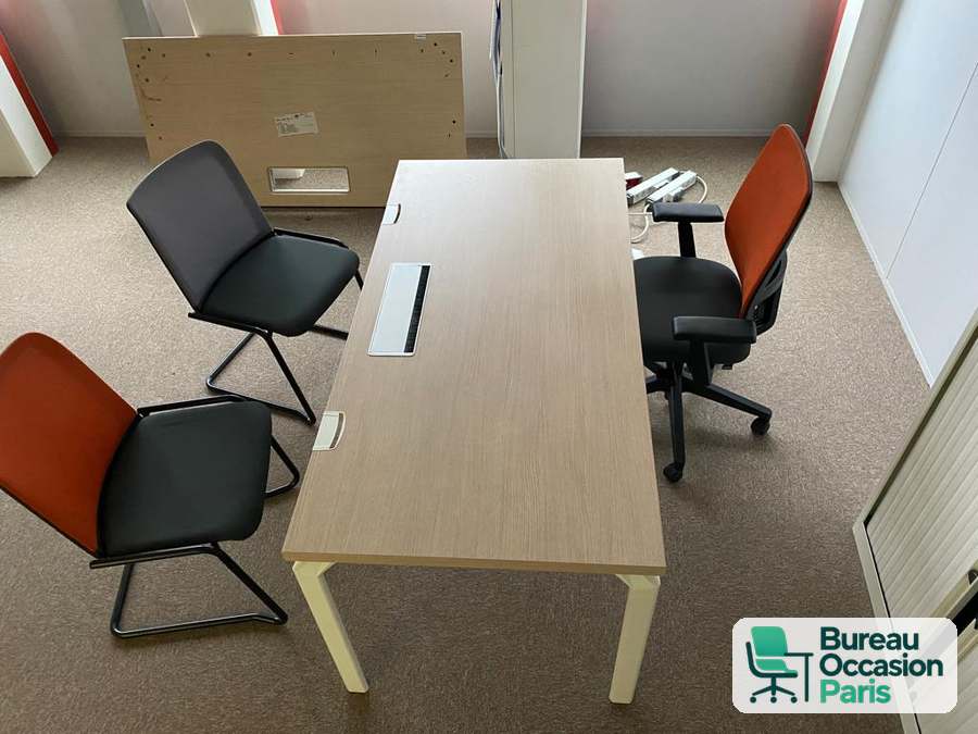 Bureau droit chêne clair sur pieds blancs – trappe passe-câbles