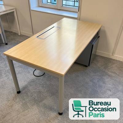 Bureau droit érable 4 pieds métal gris – trappe passe-câbles centrale