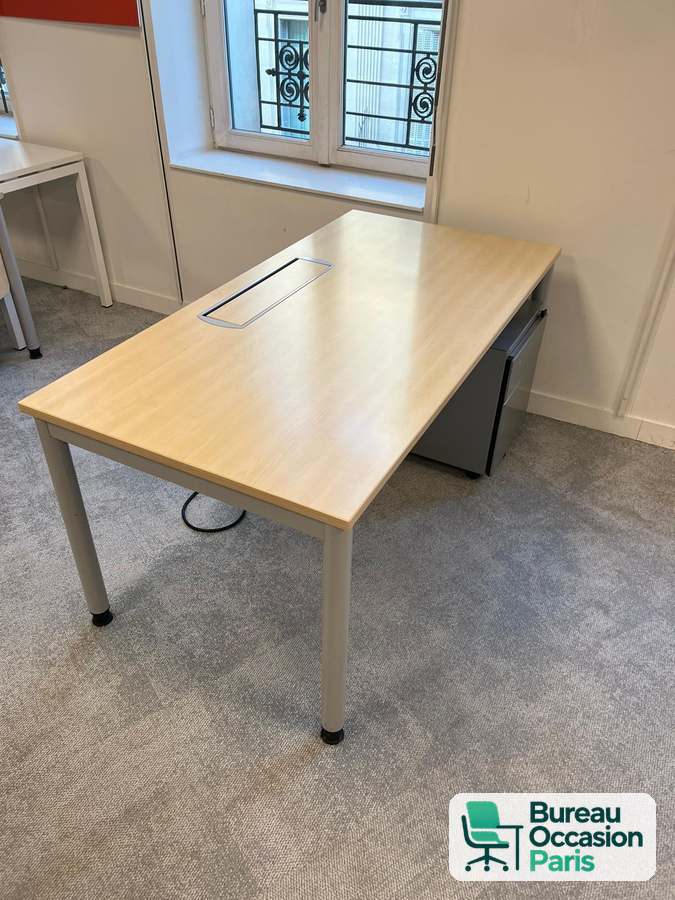 Bureau droit érable 4 pieds métal gris – trappe passe-câbles centrale