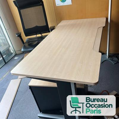 Bureau droit érable à découpe ergonomique – avec caisson noir