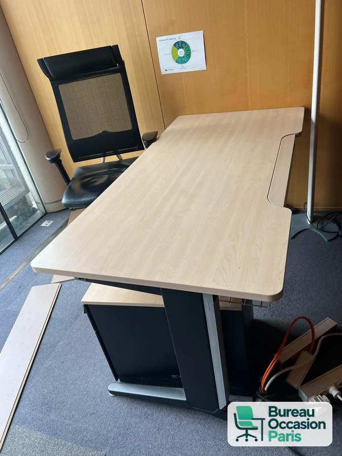Bureau droit érable à découpe ergonomique – avec caisson noir