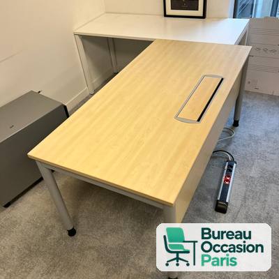 Bureau droit érable avec voile de fond – 4 pieds gris, trappe alu