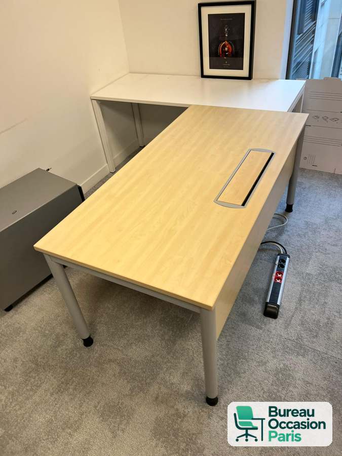 Bureau droit érable avec voile de fond – 4 pieds gris, trappe alu