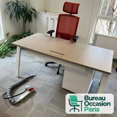 Bureau droit gris taupe sur piètement arche blanc – trappe passe-câbles