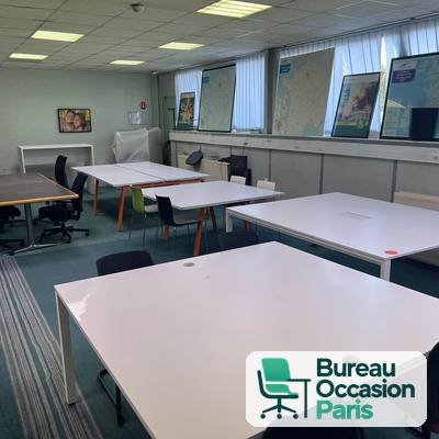 Bureau droit plateau blanc avec passe-câbles – piètement métallique