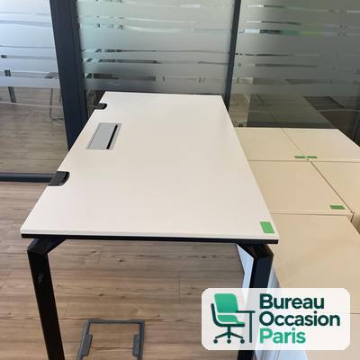 Bureau droit plateau blanc – piétement noir, trappe passe-câbles