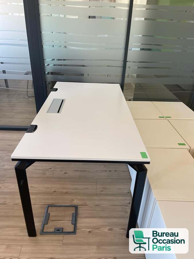 Bureau droit plateau blanc – piétement noir, trappe passe-câbles