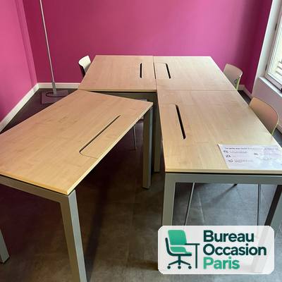 Bureau droit plateau bois clair – fente passe-câbles, pieds métal gris