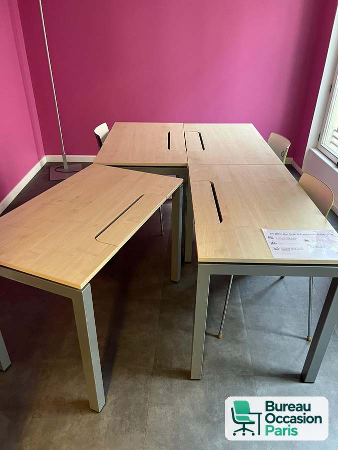 Bureau droit plateau bois clair – fente passe-câbles, pieds métal gris