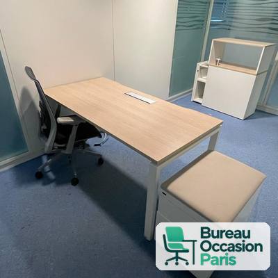 Bureau droit plateau chêne clair – piétement blanc, trappe câbles
