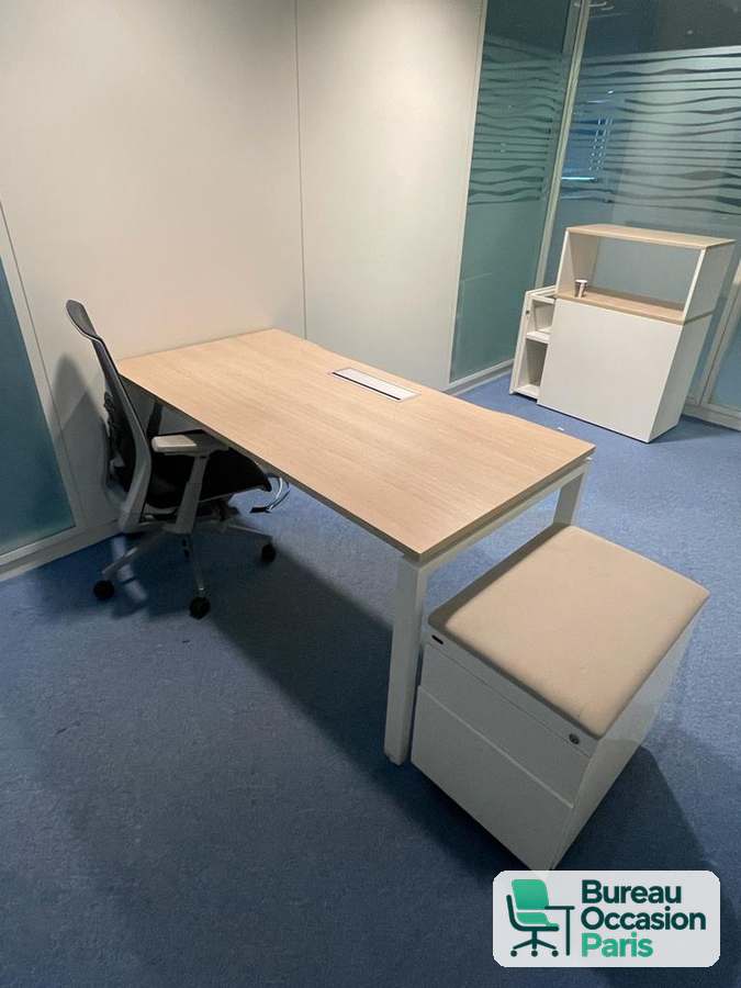 Bureau droit plateau chêne clair – piétement blanc, trappe câbles