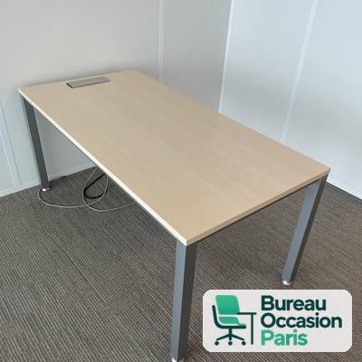 Bureau droit plateau érable clair, 4 pieds métal gris et passe-câbles