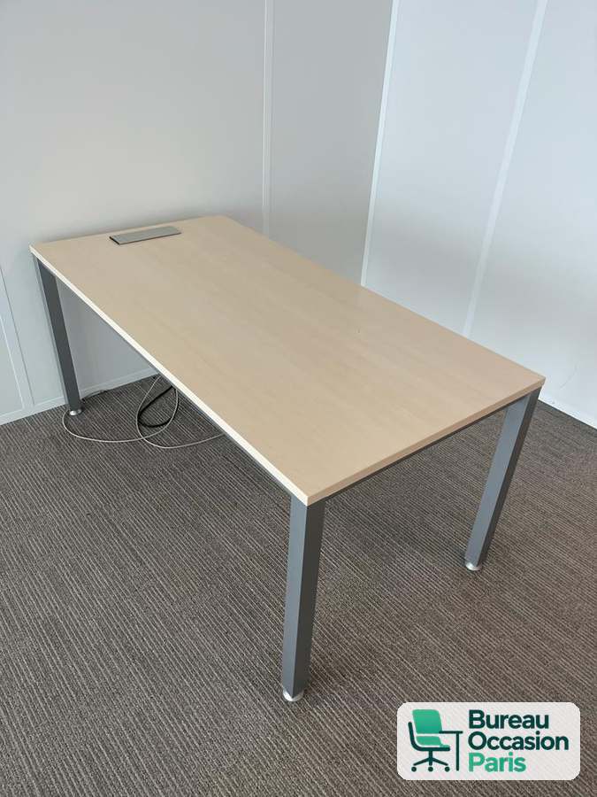 Bureau droit plateau érable clair, 4 pieds métal gris et passe-câbles