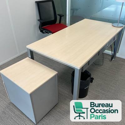 Bureau droit stratifié chêne clair, pieds métal gris et goulotte