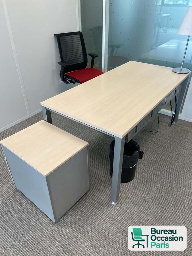 Bureau droit stratifié chêne clair, pieds métal gris et goulotte