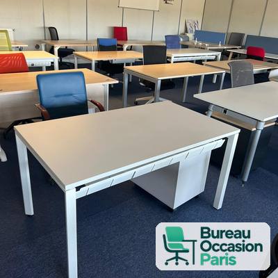 Bureau droit stratifié gris clair – piètement blanc, en quantité