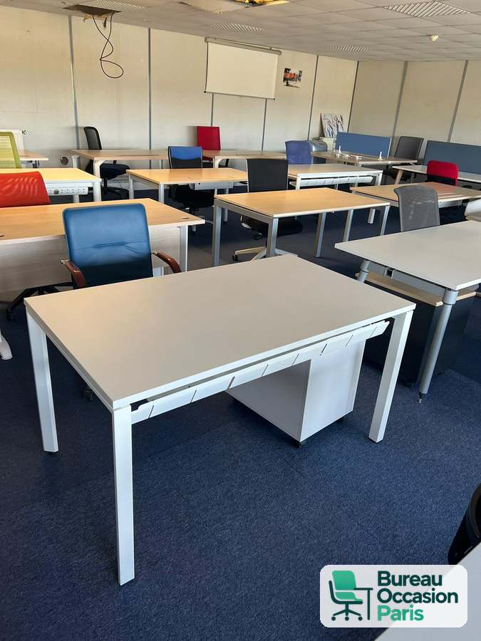 Bureau droit stratifié gris clair – piètement blanc, en quantité