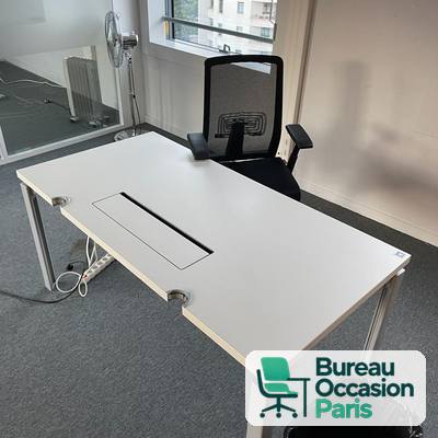 Bureau droit tout blanc avec trappe passe-câbles longitudinale