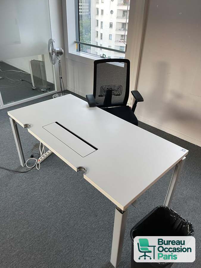 Bureau droit tout blanc avec trappe passe-câbles longitudinale