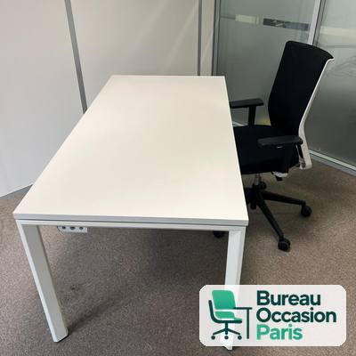 Bureau droit tout blanc – piètement métal 4 pieds, passe-câbles
