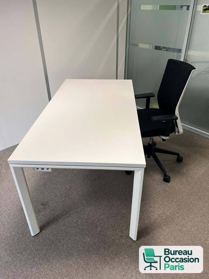 Bureau droit tout blanc – piètement métal 4 pieds, passe-câbles
