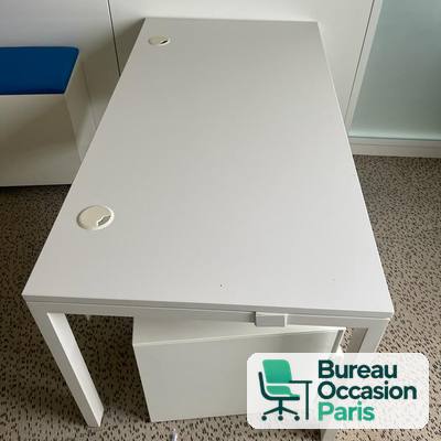 Bureau droit tout blanc – plateau avec passe-câble rond, pieds métal