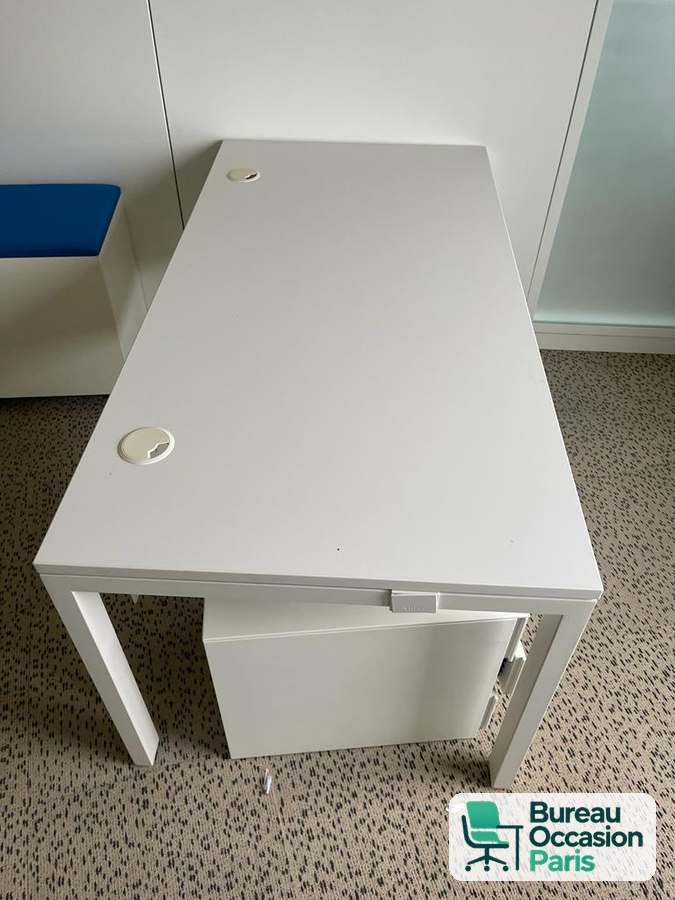 Bureau droit tout blanc – plateau avec passe-câble rond, pieds métal
