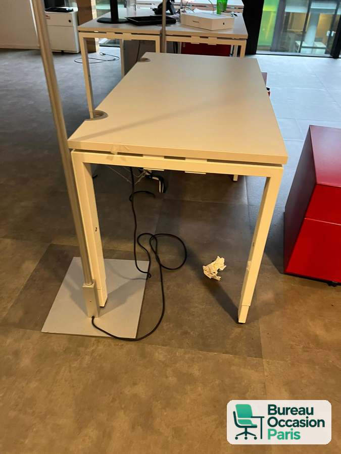 Bureau individuel tout blanc – plateau mélaminé, piètement 4 pieds