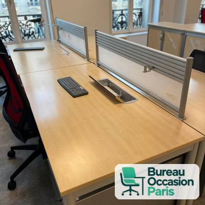 Bureaux en bench érable – voile de fond métal, écran séparateur à lames