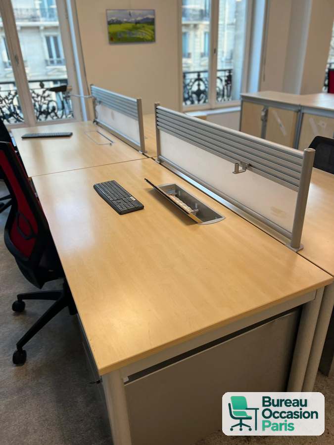 Bureaux en bench érable – voile de fond métal, écran séparateur à lames
