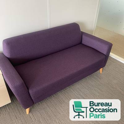 Canapé deux places en tissu violet sur pieds bois clair