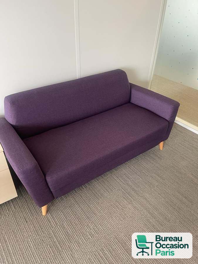 Canapé deux places en tissu violet sur pieds bois clair