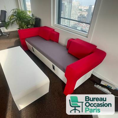 Canapé lounge modulaire – dossiers rouges, assise grise, socle blanc