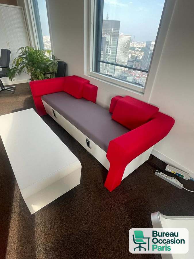 Canapé lounge modulaire – dossiers rouges, assise grise, socle blanc