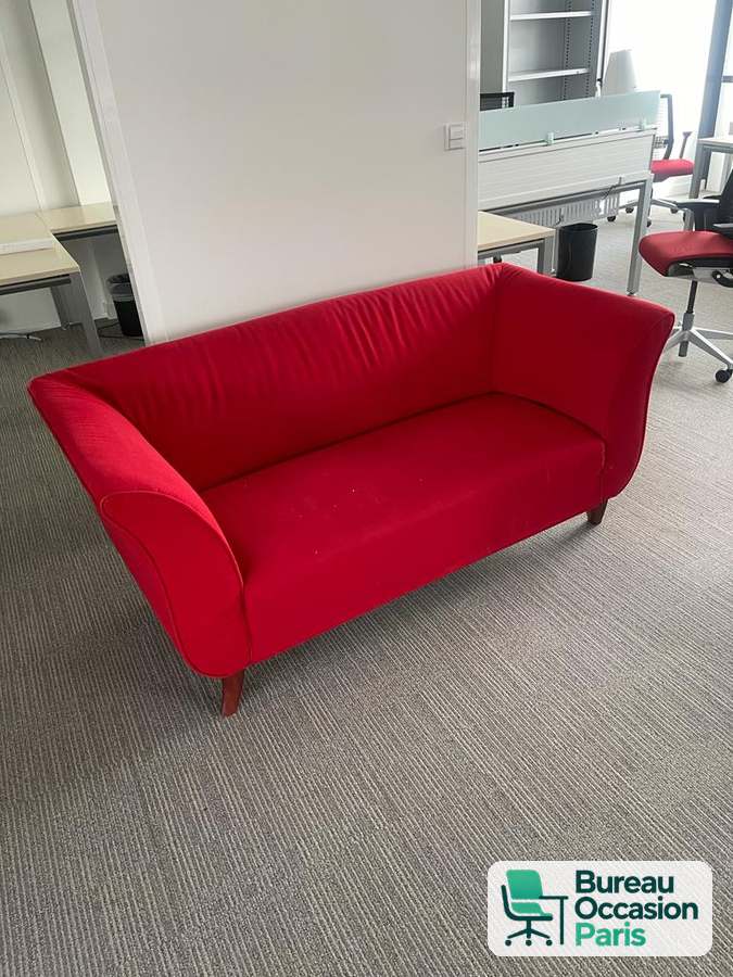 Canapé trois places en tissu rouge aux lignes arrondies, pieds bois