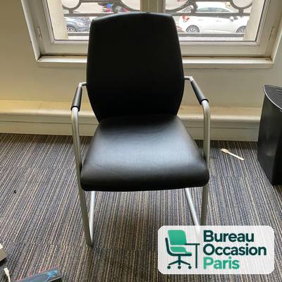 Chaise d'accueil noire – piètement luge chromé, accoudoirs intégrés