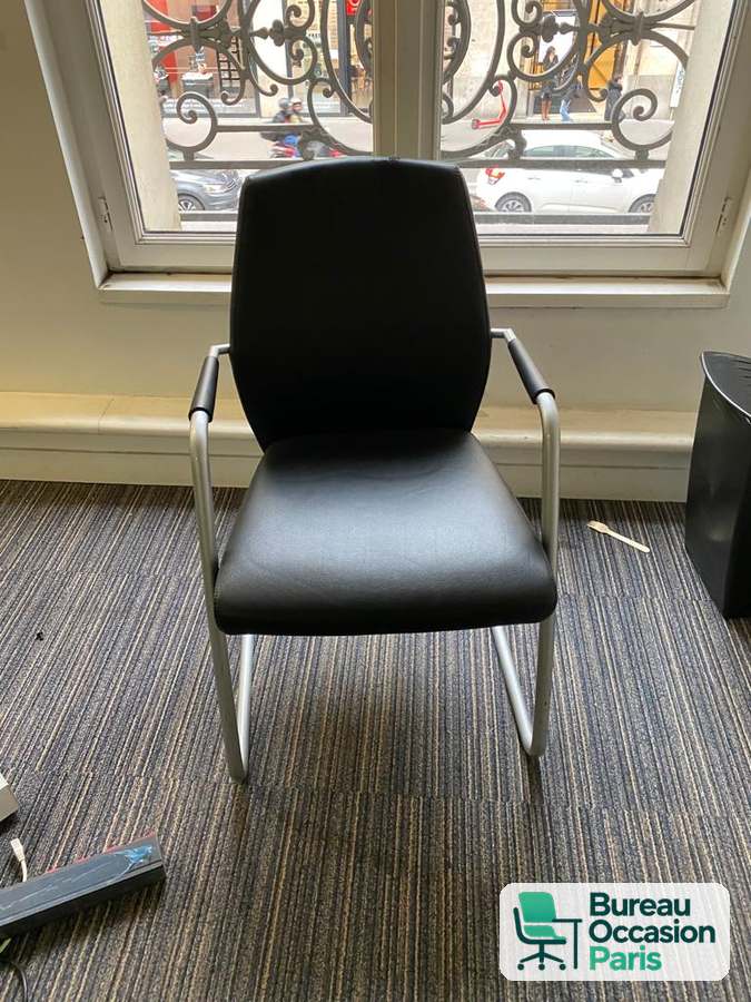 Chaise d'accueil noire – piètement luge chromé, accoudoirs intégrés