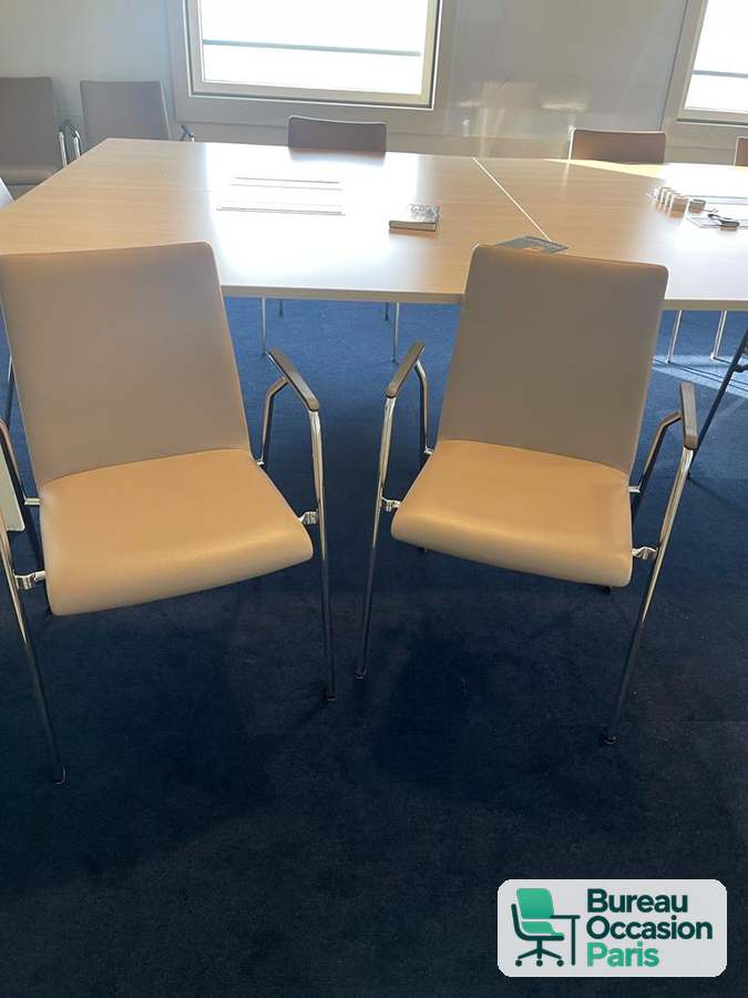 Chaise de réunion crème – dossier haut, structure et accoudoirs chromés
