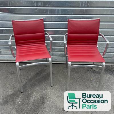 Chaise de réunion cuir rouge surpiqué – structure aluminium, accoudoirs